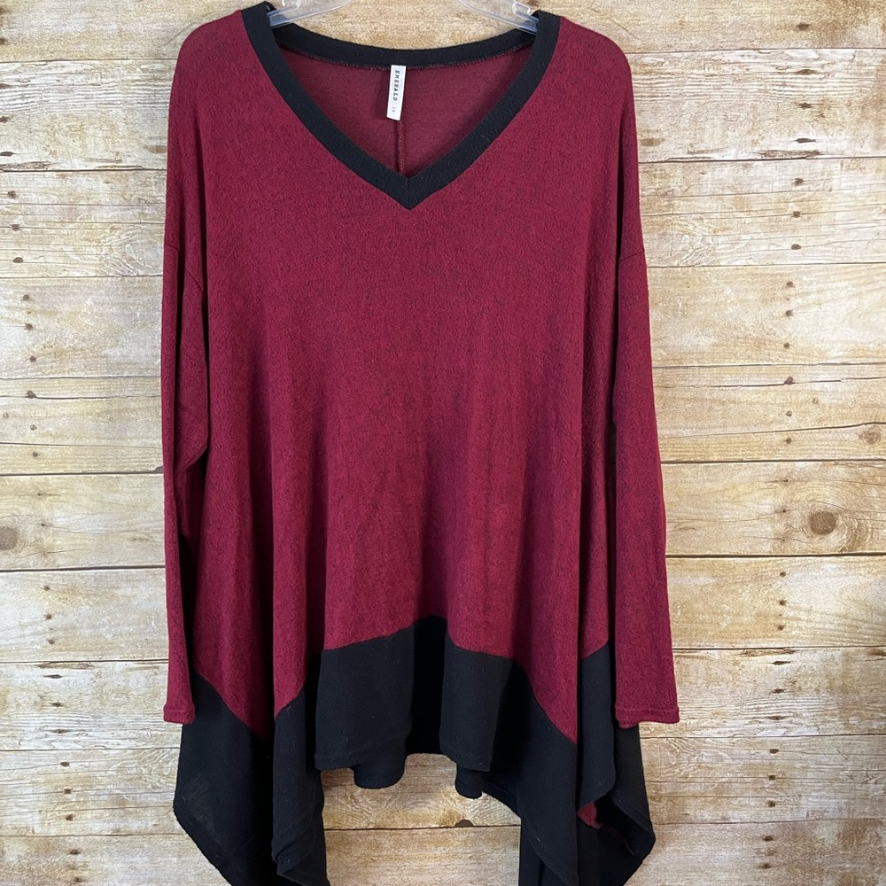 Emerald Red and Black Sweater Top Sharkbite Asymmetrical Hem V-Neck EUC 1X